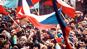 Demonstranten mit Flaggen der ČSSR fordern am 3. Dezember 1989 auf dem Prager Wenzelsplatz mehr Bürgerrechte und erinnern an das Massaker auf dem Platz des Himmlischen Friedens in Peking
