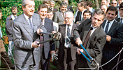 Der ungarische Außenminister Gyula Horn und sein österreichischer Kollege Alois Mock zerschneiden am 27. Juni 1989 symbolisch den Stacheldrahtzaun bei Sopron