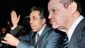 Der neue Staatsratsvorsitzende Egon Krenz und Politbüromitglied Günter Schabowski sprechen am 9. November 1989 zu Demonstranten vor der SED-Zentrale in Ost-Berlin