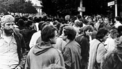 Jugendliche 1987 vor Absperrungen am Brandenburger Tor, die daran gehindert werden, ein Konzert der britischen Rockgruppe ‚Genesis’ zu besuchen, die in West-Berlin vor dem Reichstagsgebäude auftritt