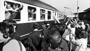 Ankunft von DDR-Flüchtlingen aus der deutschen Botschaft in Prag auf dem Bahnhof von Ahrweiler