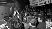 Bürger fordern am 4. Dezember 1989 vor dem Gebäude Leipziger Stasi-Zentrale Einlass, um Akten vor der Vernichtung zu bewahren