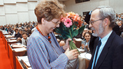 Die Präsidentin der Volkskammer Sabine Bergmann-Pohl gratuliert Lothar de Maizière zur Wahl zum Ministerpräsidenten der DDR