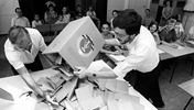 Stimmauszählung zur Kommunalwahl: Öffnung der Wahlurne in einem Wahllokal im Bezirk Prenzlauer Berg am 6. Mai 1990