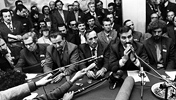 Pressekonferenz 1980 in Warschau nach der endgültigen Anerkennung von Solidarność. In der Mitte Lech Wałęsa, links daneben Tadeusz Mazowiecki