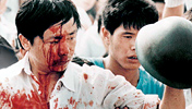 Ein Student mit blutverschmiertem Hemd hält am 4. Juni 1989 auf dem Tiananmen-Platz in Peking einen erbeuteten Stahlhelm in der Hand