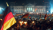 Wiedervereinigungsfeier vor dem Reichstag in der Nacht vom 2. auf den 3. Oktober 1990