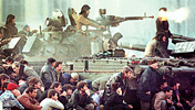 Ein Panzer der Armee schiesst in der Innenstadt von Bukarest auf Anhänger von Ceauşescu in seinem Schutz arbeiten sich Gegendemonstranten vor
