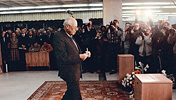 Atomphysiker und Bürgerrechtler Andrej Sacharow auf dem Gang zur Wahlurne während der Wahlen des Obersten Sowjet der UdSSR 1989