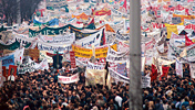 Rund eine Million Menschen demonstrierten am 4. November 1989 friedlich im Stadtzentrum und auf dem Alexanderplatz für Presse-, Meinungs- und Versammlungsfreiheit
