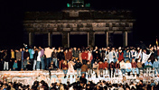 Menschen auf der Mauer am Brandenburger Tor in der Nacht des 9. November 1989