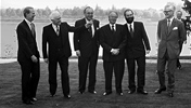 Aussenminister James Baker (USA), Eduard Schewardnadse (UdSSR), Hans Dietrich Genscher (Bundesrepublik Deutschland), Roland Dumas (Frankreich), Markus Meckel (DDR) und Douglas Hurd (Grossbritannien) am 5. Mai 1990 in Bonn