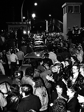 9. November 1989: Am Grenzübergang Bornholmer Straße in Berlin laufen DDR-Bürger in den Westen
