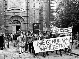 Schweigemarsch kirchlicher und unabhängiger Basisgruppen gegen den Wahlbetrug bei den Kommunalwahlen in der DDR Anfang Mai 1989