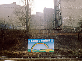 Werbetafel im Ostteil Berlins Ende der 1980er-Jahre