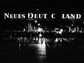 Polizisten sperren in der Nacht vom 7. Oktober 1989 den Zugang zum Berliner Alexanderplatz