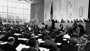 Konstituierende Sitzung des ersten deutschen Bundestages im Plenarsaal des Bonner Bundeshauses