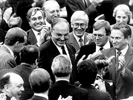 Helmut Kohl umringt von Gratulanten