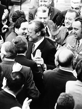 Willy Brandt umringt von Gratulanten