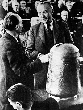 Konrad Adenauer gibt bei der Wahl des Bundeskanzlers durch den Bundestag an der Wahlurne seine Stimme ab