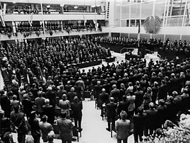 Erste Sitzung des gesamtdeutschen Bundestages im Berliner Reichstag