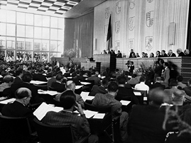 Konstituierende Sitzung des ersten deutschen Bundestages im Plenarsaal des Bonner Bundeshauses