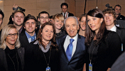 Shimon Peres mit Jugendlichen im Bundestag