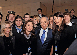 Shimon Peres mit Jugendlichen im Bundestag