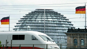 ICE-Zug, im Hintergrund Reichstagsgebäude