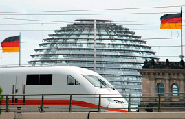 ICE-Zug, im Hintergrund Reichstagsgebäude