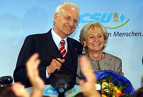 Edmund Stoiber und seine Frau Karin mit Blumen