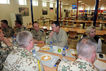 Essen mit der Truppe: Hellmut Königshaus und due Bundestagsabgeordnete Karin Strenz (rechts) in der Kantine im Cam Marmal in Masar-i-Scharif.