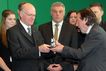 Bundestagspräsident Lammert, (links) erhält von Christoph Heubner, dem Vizepräsidenten des Internationalen Auschwitz-Komitees die Skulptur