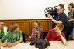 Jungen während Interview