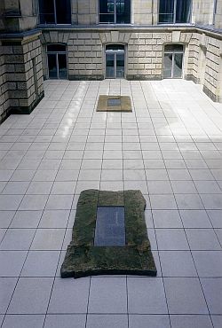 Ulrich Rückriem, "Doppel-Skulptur-Boden-Relief", Reichstagsgebäude, südlicher Innenhof