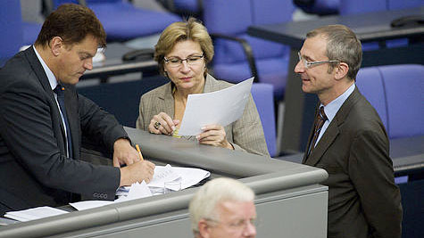 Schriftführer am Präsidiumstisch im Plenarsaal.