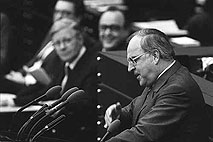 Bundeskanzler Helmut Schmidt stellt im Deutschen Bundestag die Vertrauensfrage.