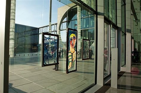 Fensterbilder von Annemirl Bauer im Fenster des Mauer-Mahnmals