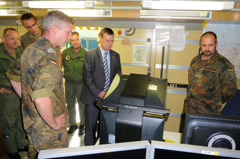 Der Wehrbeauftragte informiert sich über die Lufwaffenausbildung