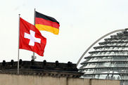 Fahnen der Schweiz und Deutschlands im Parlamentsviertel Berlin
