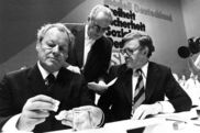 Willy Brandt, Herbert Wehner und Helmut Schmidt (v. l.) auf dem außerordentlichen SPDParteitag in Dortmund, 1976