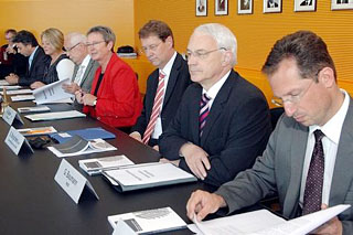 Bundestagspräsident Prof. Dr. Norbert Lammert, CDU/CSU, nimmt den Jahresbericht 2009 des Petitionsausschusses des Deutschen Bundestages entgegen.