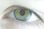 Symbolbild: Iris mit @-Zeichen