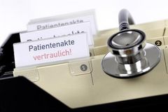 Patientenakte und Stethoskop