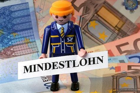 Spielfigur mit Schild 'Mindestlohn'