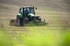Traktor auf einem Feld.