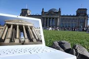 Laptop auf der Wiese vor dem Reichstagsgebäude