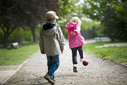 Kinder spielen mit einem Ball