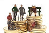 Modellfiguren auf Euromünzen als Symbol für die Altersrente.