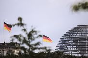 Reichstagskuppel mit Flaggen
